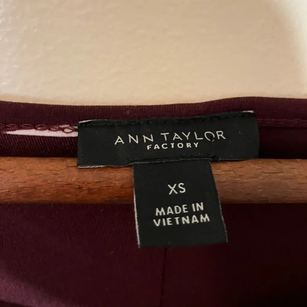 Ann Taylor long sleeve, mini dress, excellent condition, detail at neck, size XS - Picture 2 of 6